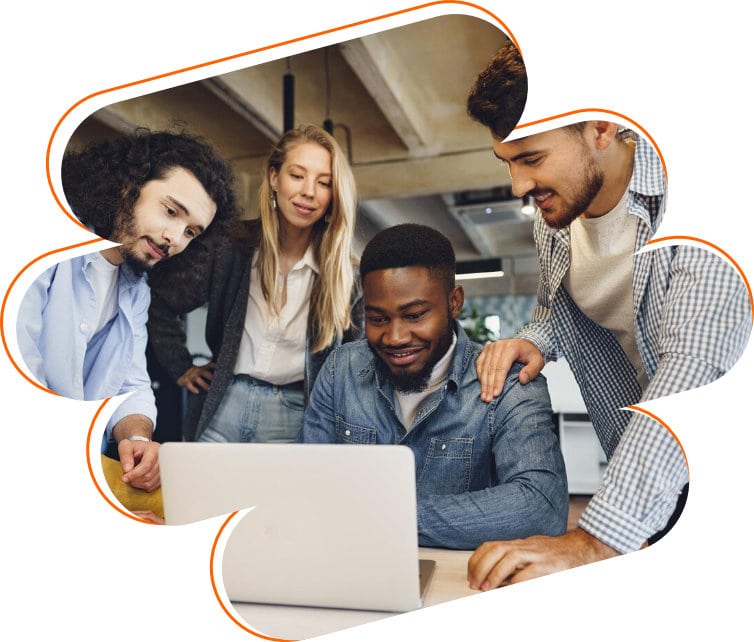 Foto de uma equipe trabalhando sorridente em frente ao laptop.